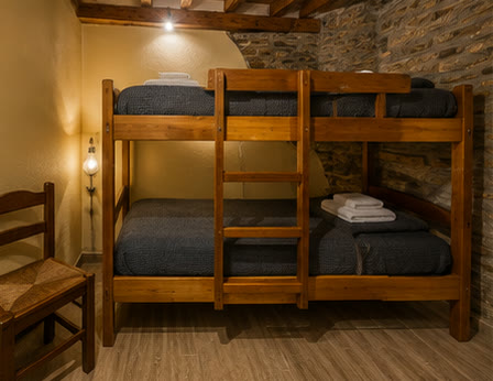 Habitació amb lliteres de fusta per a grups