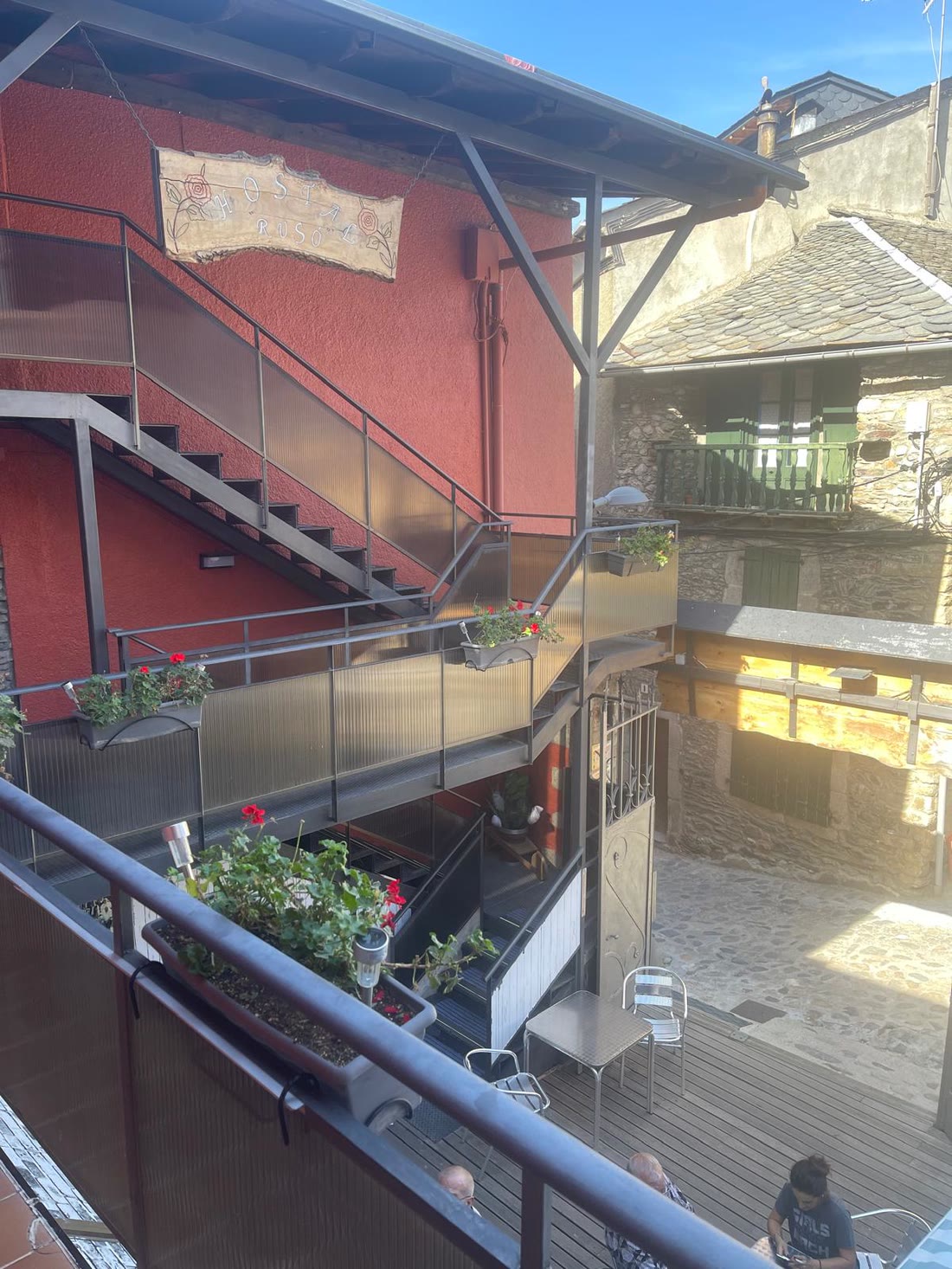 Terrassa exterior de l'Hostal Rusó al pati interior